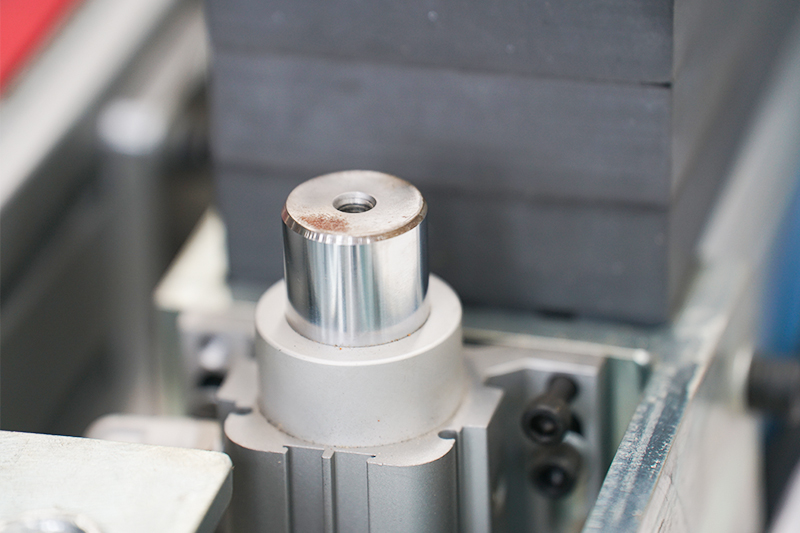 Front positioning cylinder
