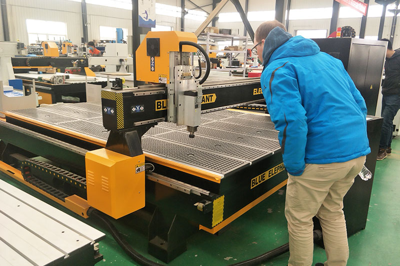 German Customer Check the Purchased 1325 CNC Machine