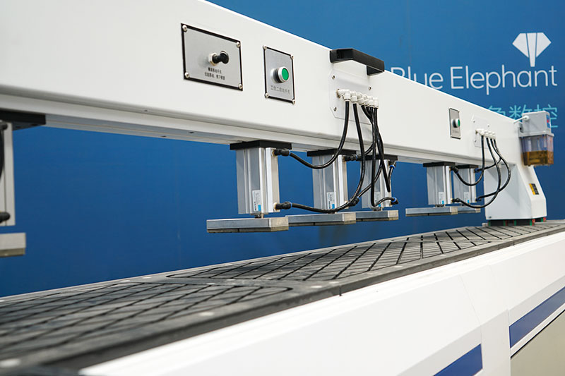 Non-pulling Cabinet Door Free Handle CNC Drill Machine Four Spindles Side Hole Drilling Machine
