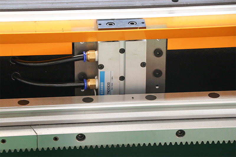 Linear square guide